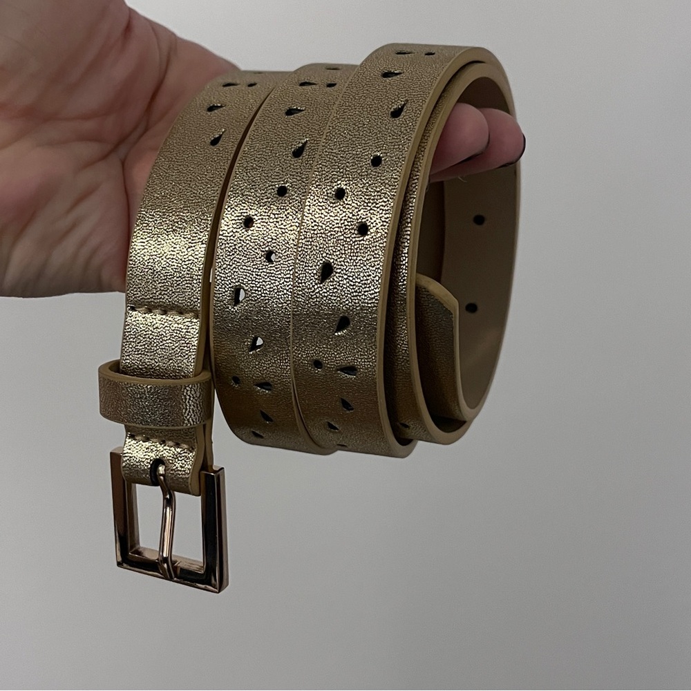 Gold belt with cute cut out detailing EUC